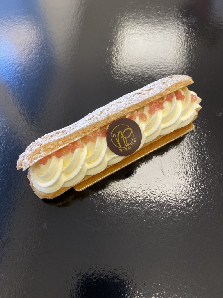 Religieuse allongée garnie de crème pâtissière et perles de fruits rouges, pâtisserie à Noyal-Muzillac